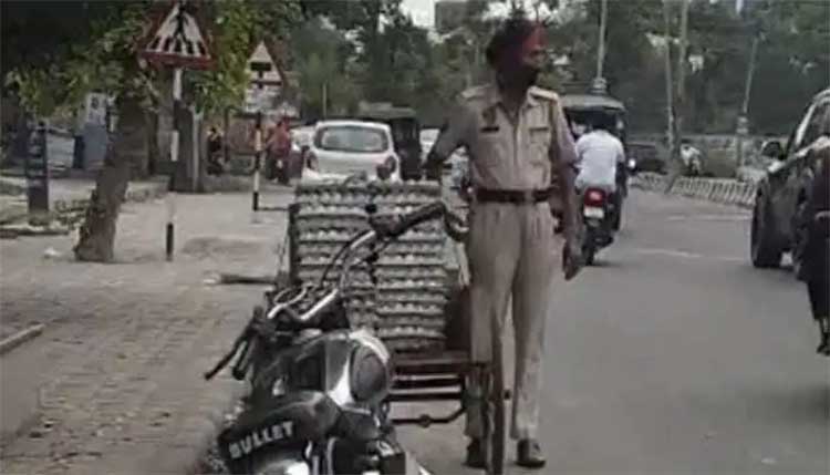 police head constable theft eggs from road side vendor