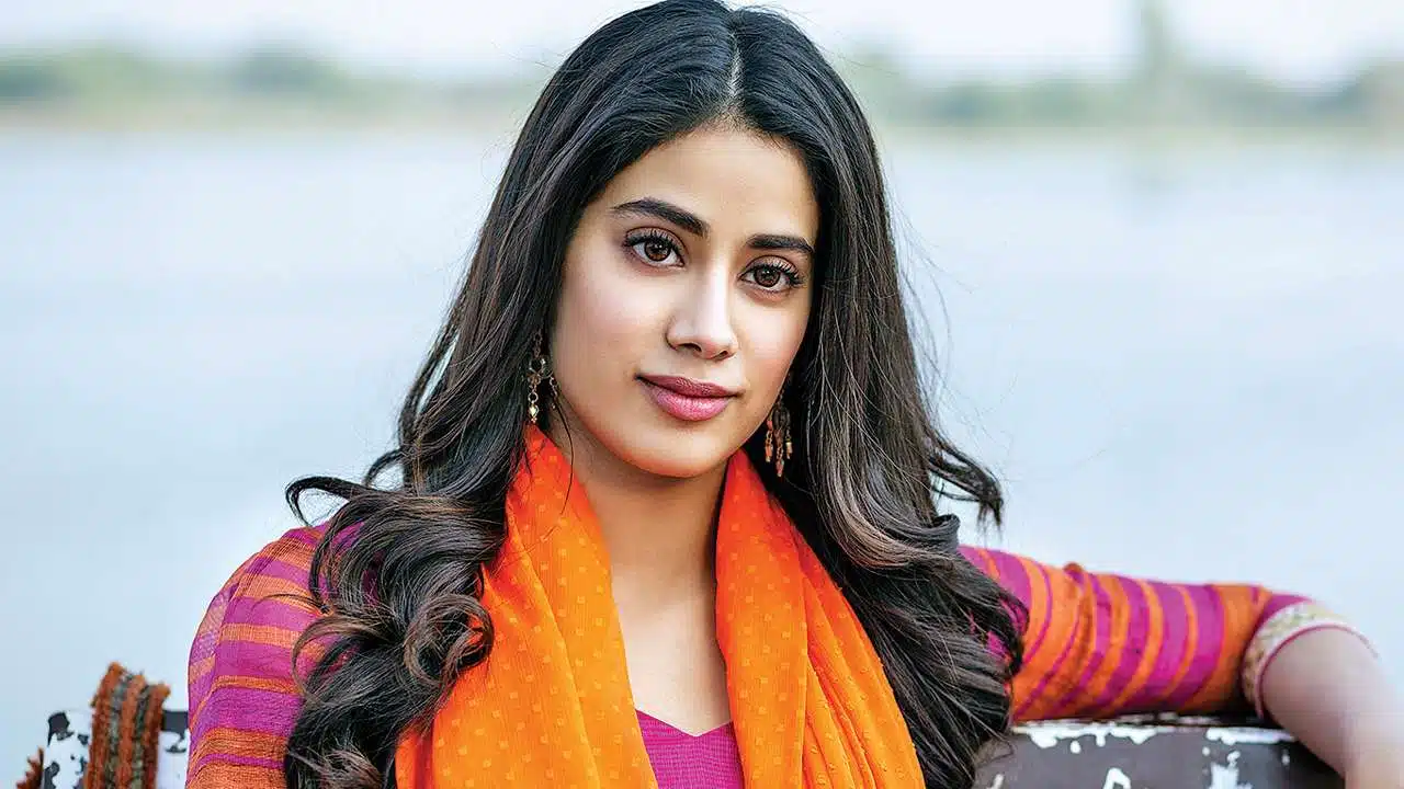 జాన్వీ కపూర్ మీద అలాంటి టాక్ ఉంది కాబట్టే టాలీవుడ్ కి తీసుకు రావడం లేదట ..?