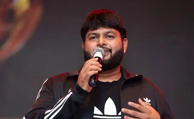 థమన్ సర్కారు వారి పాట కోసం అద్భుతమైన ట్యూన్స్ రెడీ చేశా అంటుంటే వాళ్ళు భయపడుతున్నారట ..?