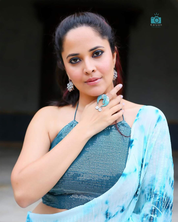 Anasuya Bharadwaj looks ravishing latest Saree pics