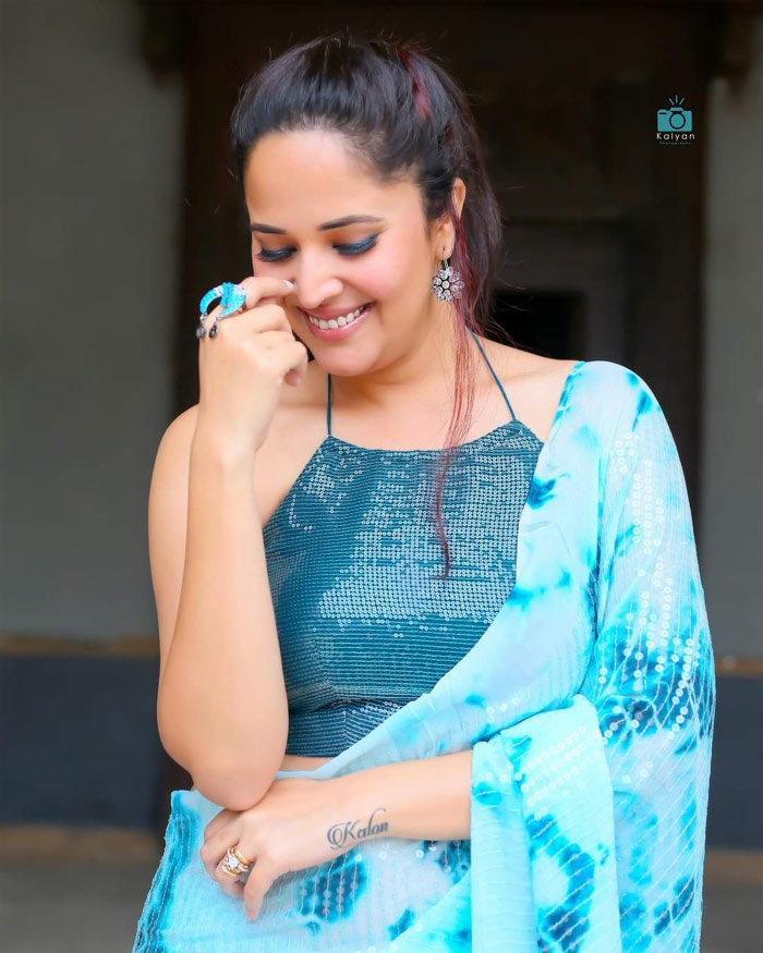 Anasuya Bharadwaj looks ravishing latest Saree pics