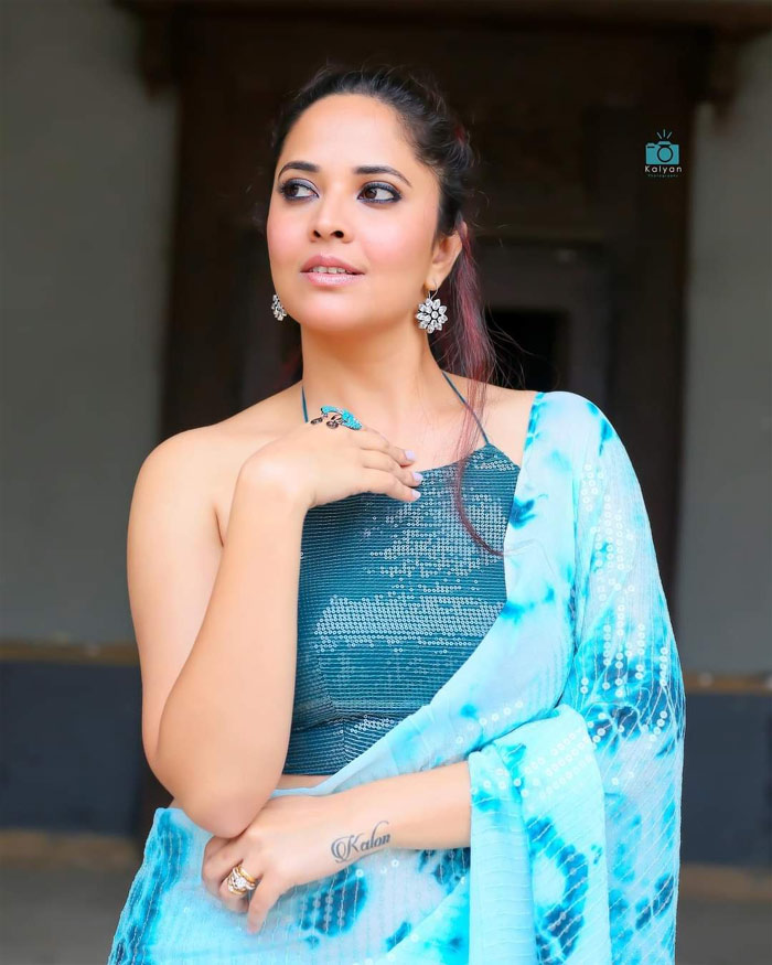 Anasuya Bharadwaj looks ravishing latest Saree pics