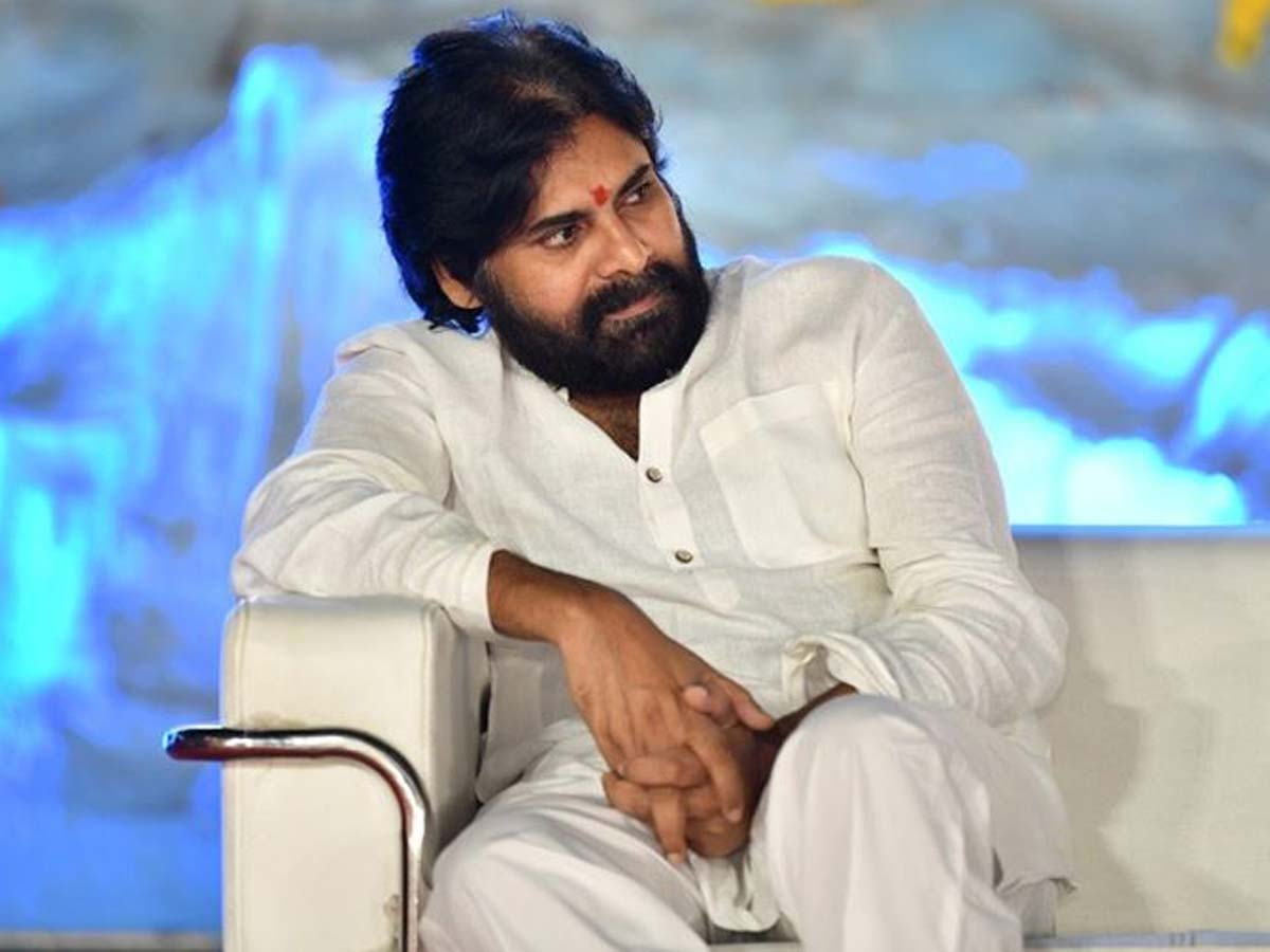 పవన్ కళ్యాణ్ తో జీవితాంతం చెప్పుకునే సినిమా మిస్ అయిన టాలెంటెడ్ డైరెక్టర్ ..!