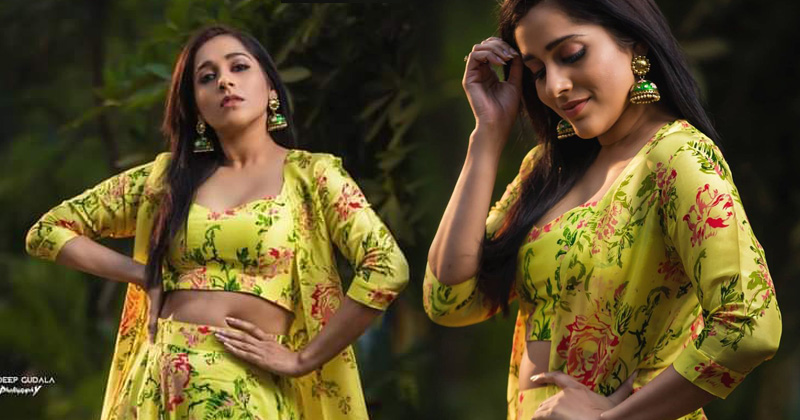 Rashmi Gautam : చిట్టి నడుముతో చంపేస్తున్న రష్మీ గౌత‌మ్…!