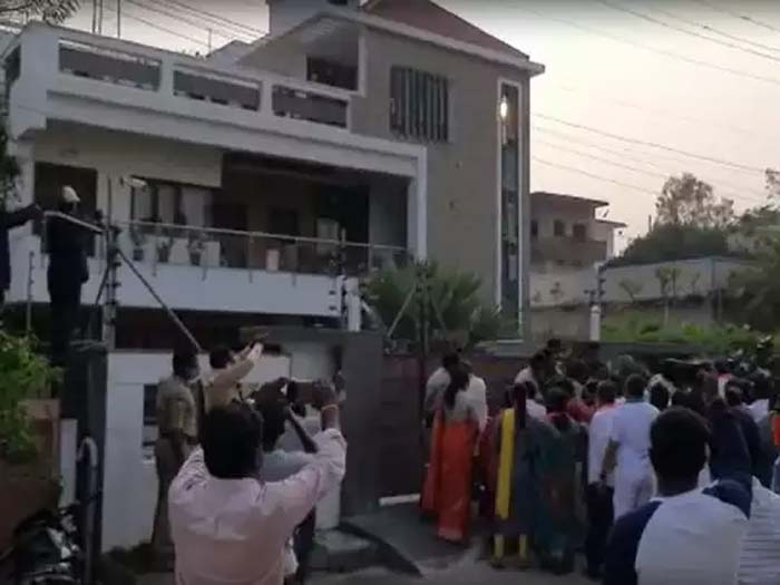 bjp workers attack parkal mla challa dharma reddy house in hanmakonda