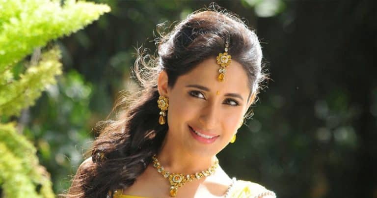 pragna jaiswal : ప్రగ్యా జైస్వాల్ కి బాలీవుడ్ లో వచ్చిన ఆఫర్ తో వాళ్ళంతా కుళ్ళుకుంటున్నారు ..!