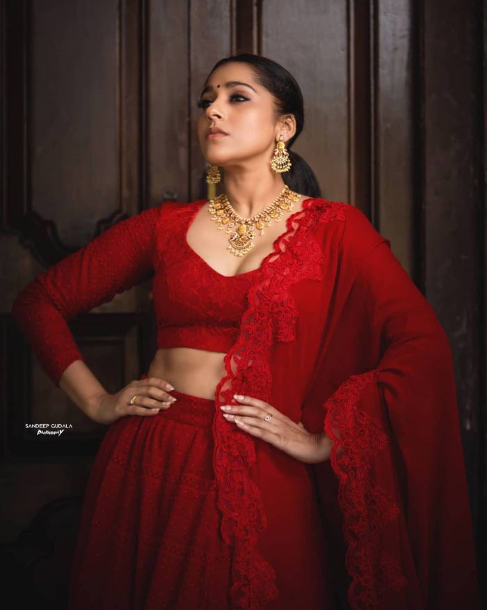 achor Rashmi Gautam red dress stunning pics viral