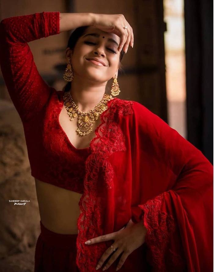 achor Rashmi Gautam red dress stunning pics viral