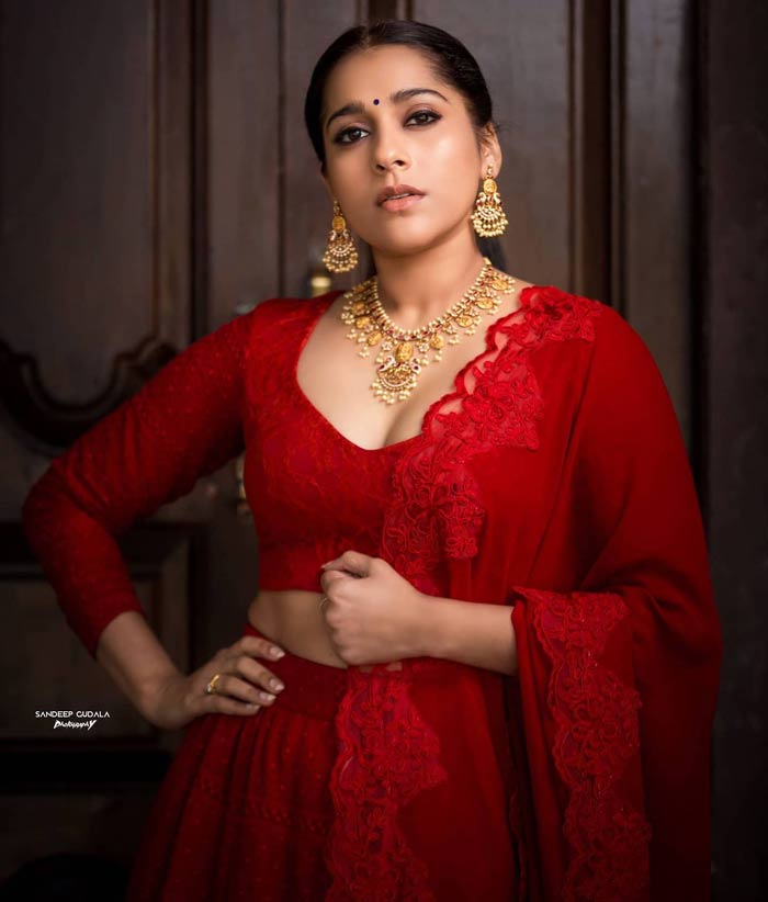 achor Rashmi Gautam red dress stunning pics viral