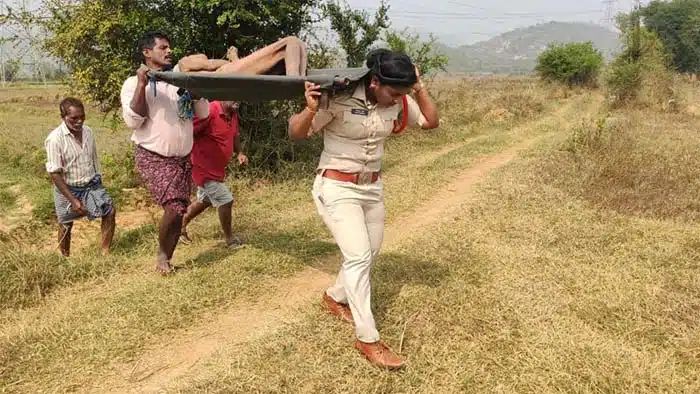 woman SI in srikakulam performs final rites of old man
