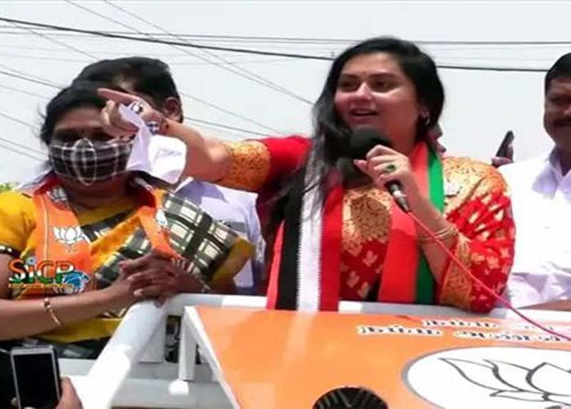 Tamilnadu Elections : ఎన్నికల ప్రచారంలో సినీ తార.. చివరకు అభ్యర్థే రాకపోవడంతో చిరాకుతో?