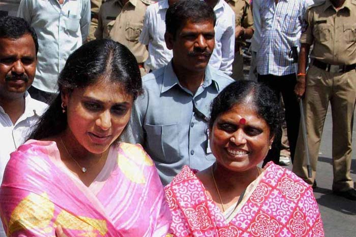 YS Sharmila : షర్మిల ఖమ్మం సభకు విజయమ్మ వస్తున్నారా? ఫోకస్ అంతా విజయమ్మ మీదే?