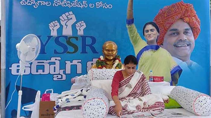 YS Sharmila : కొనసాగుతున్న షర్మిల దీక్ష.. అప్పుడే ముగింపు?