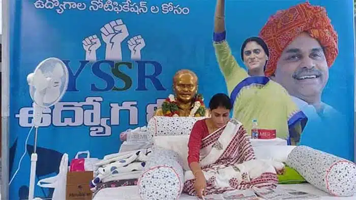 ys sharmila protest at lotus pond continues