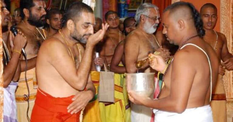 Theertham : గుడిలో తీర్థం తీసుకున్న తర్వాత ఇలా చేశారో.. దరిద్రం మీ నెత్తి మీద కూర్చున్నట్టే..?