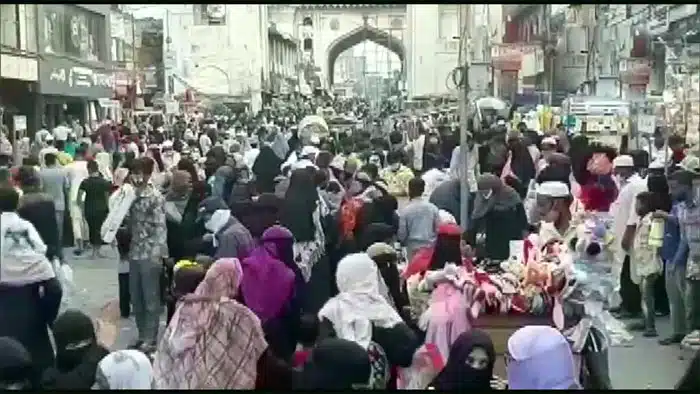 people flouts social distancing rules in old city hyderabad