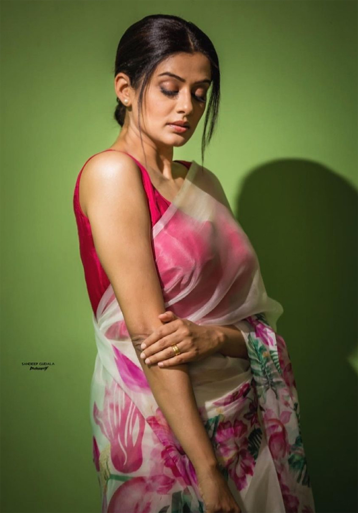 Priyamani Latest Saree Pics goes to viral