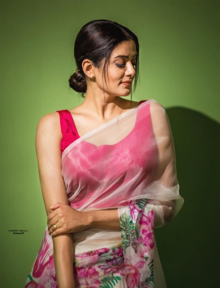 Priyamani Latest Saree Pics goes to viral