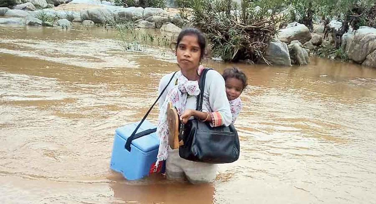 Viral Photo : ఈ ఫోటో చూస్తే కన్నీళ్లు పెట్టుకోవాల్సిందే.. భుజాన బిడ్డతో నది దాటి.. ఈమె చేసే పనికి సలామ్ కొట్టాల్సిందే..!