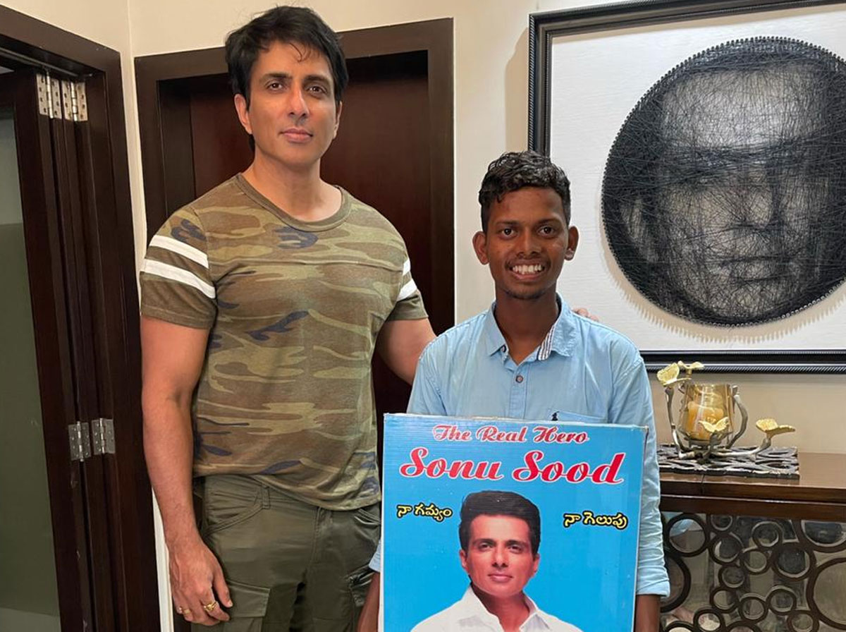 sonu sood fan meets him in mumbai by walking from hyd