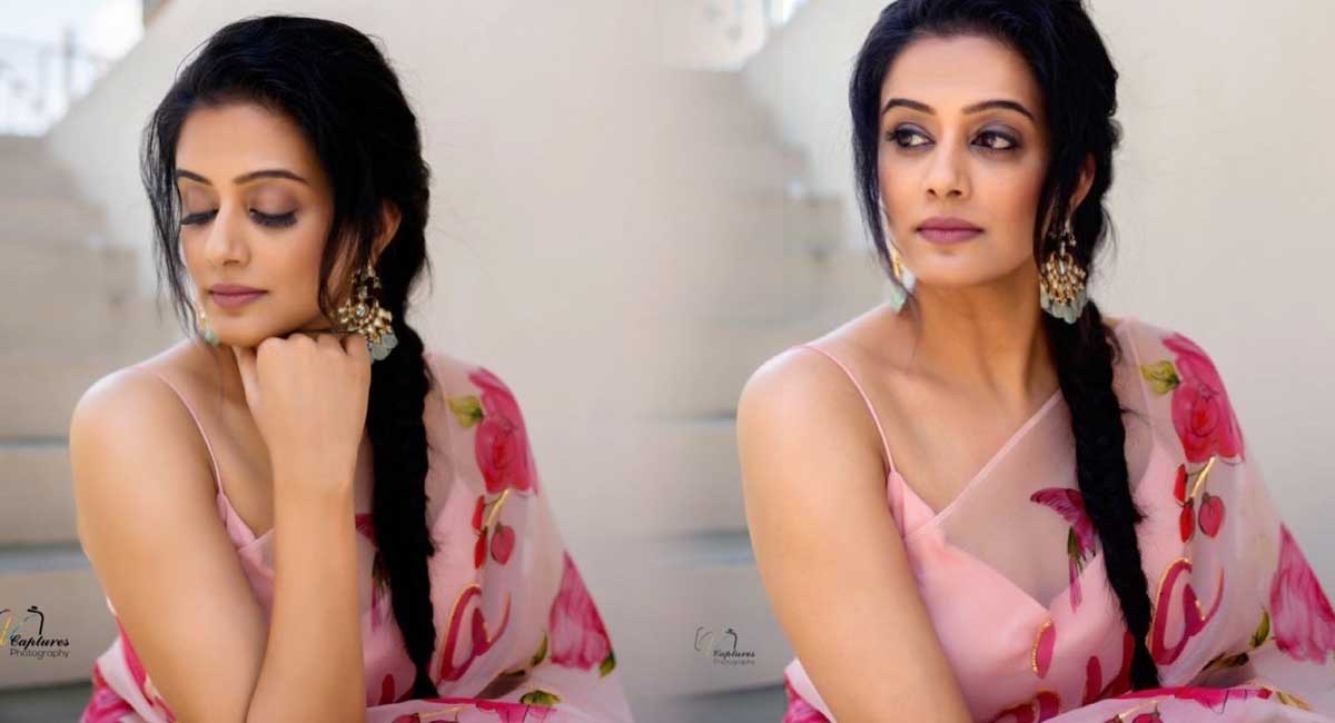 Priyamani ఫొటోటాక్.. పింక్‌ చీరలో అందాలు ఒలకబోస్తున్న ప్రియ‌మ‌ణి…!