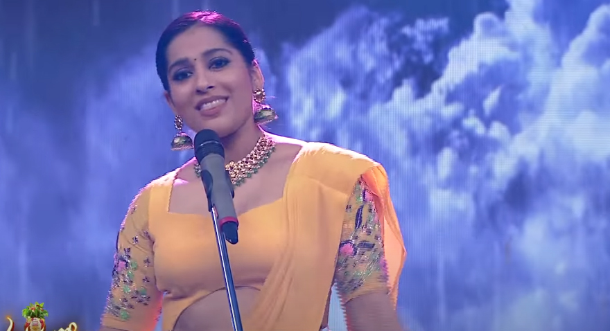 anchor rashmi gautam sings in aashadamlo athakodallu event