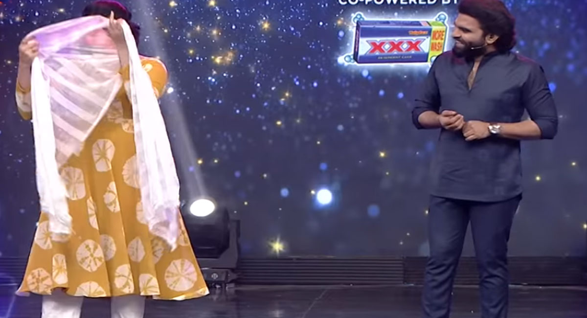 sreemukhi and anchor pradeep in drama juniors