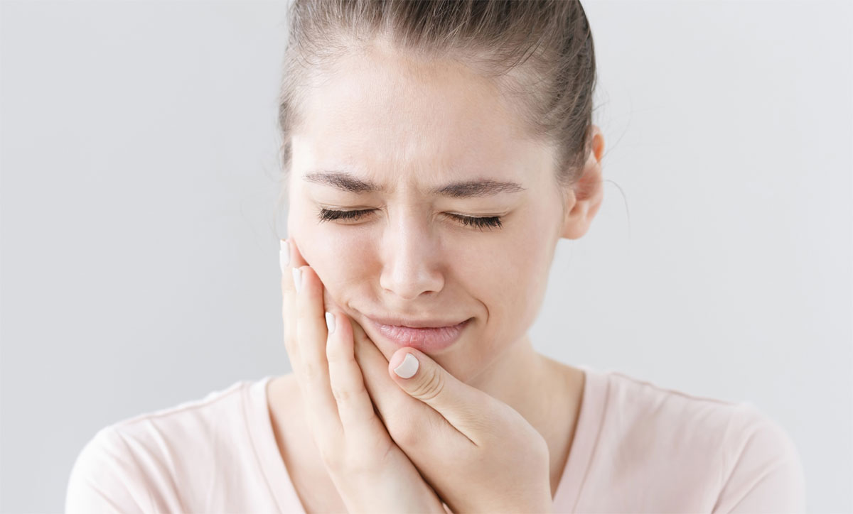 Toothache : పంటినొప్పి తీవ్రంగా వేధిస్తోందా? ఈ వంటింటి చిట్కాలతో పంటినొప్పిని తగ్గించుకోండిలా..!