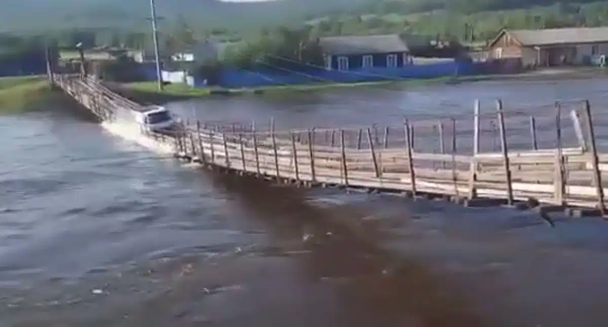 truck and bridge viral video in russia
