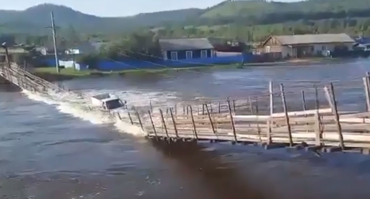 truck and bridge viral video in russia