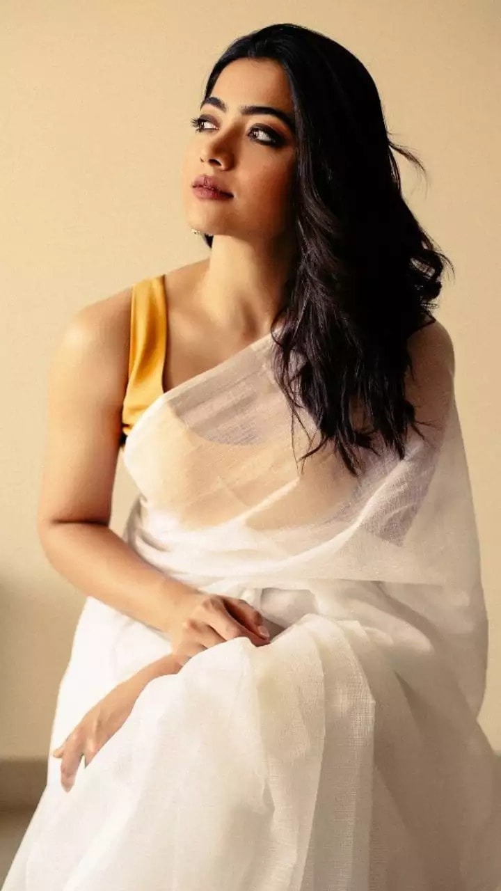 rashmika mandanna is attracting youth by sharing glamourous pics