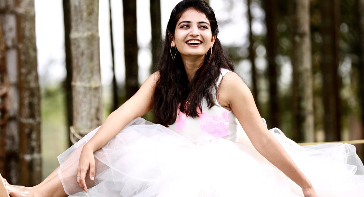 Ananya nagalla : మిల్కీ వైట్ డ్రెస్‌లో ఆరేసుకొని కూర్చున్న అనన్య నాగళ్ళ.. ఫిక్స్ వైర‌ల్‌