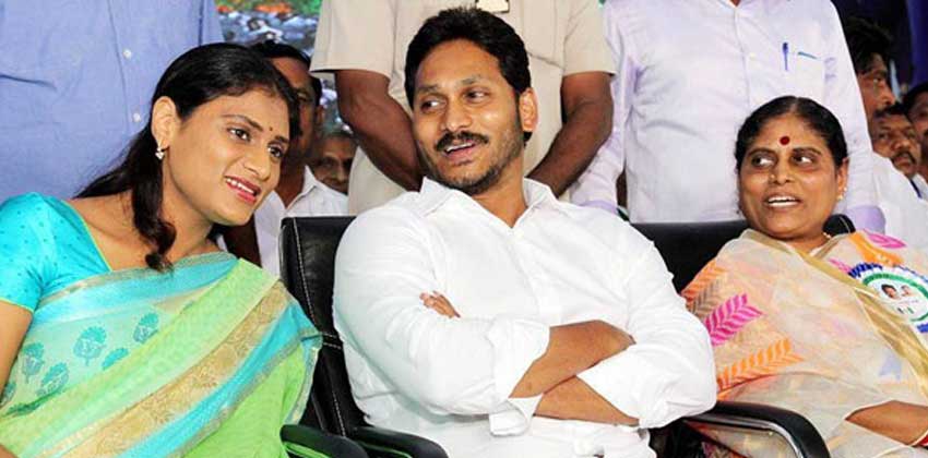 Family Politics: వైఎస్ కుటుంబంలో ఏం జ‌రుగుతోంది.. విజ‌య‌మ్మ ఎందుకు ఆ నిర్ణ‌యం తీసుకుంది..?