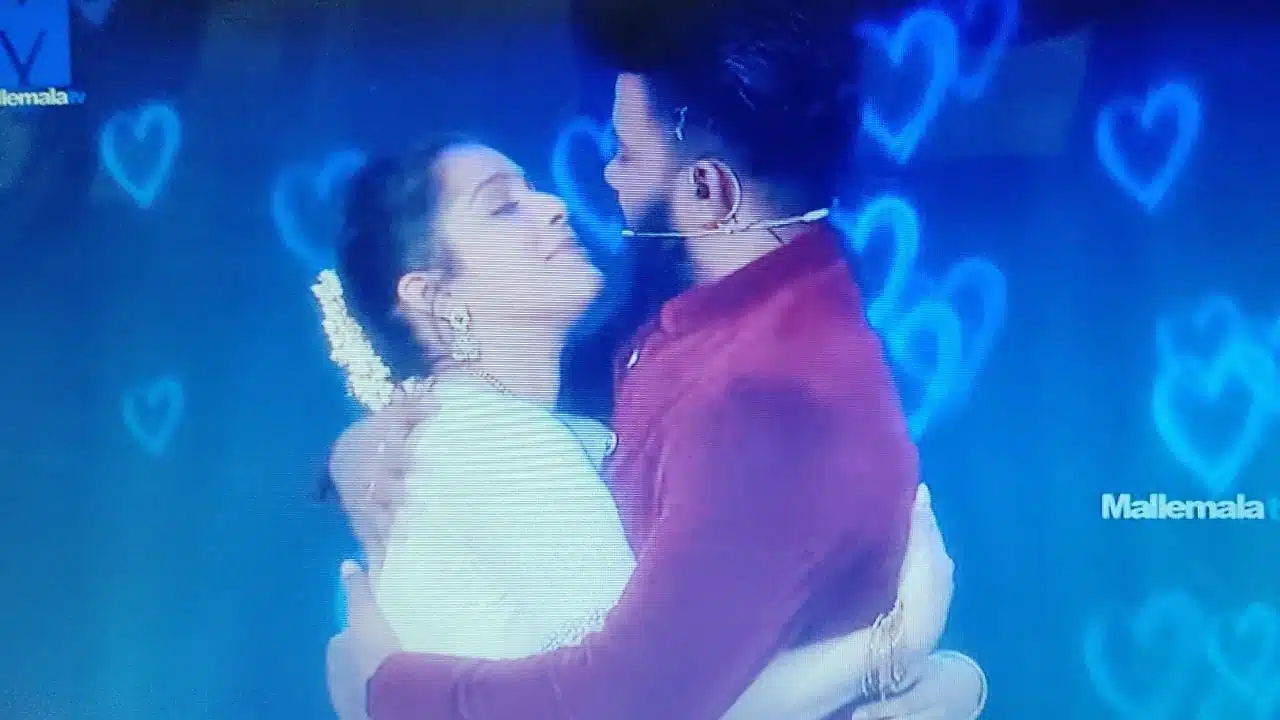 Sudheer And Rashmi : ఎక్కడైనా సరే ఈ జోడి క్రేజ్ వేరు.. సుధీర్ కౌగిలిలో రష్మి!
