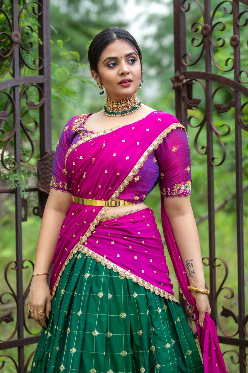 Sreemukhi Latest Pink Saree pics Viral