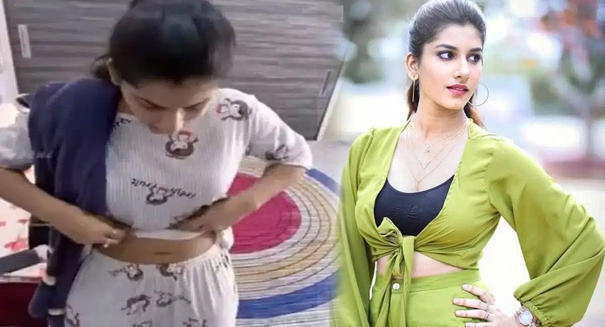 Anchor Vishnupriya On The Bakers And Beauty Hordings