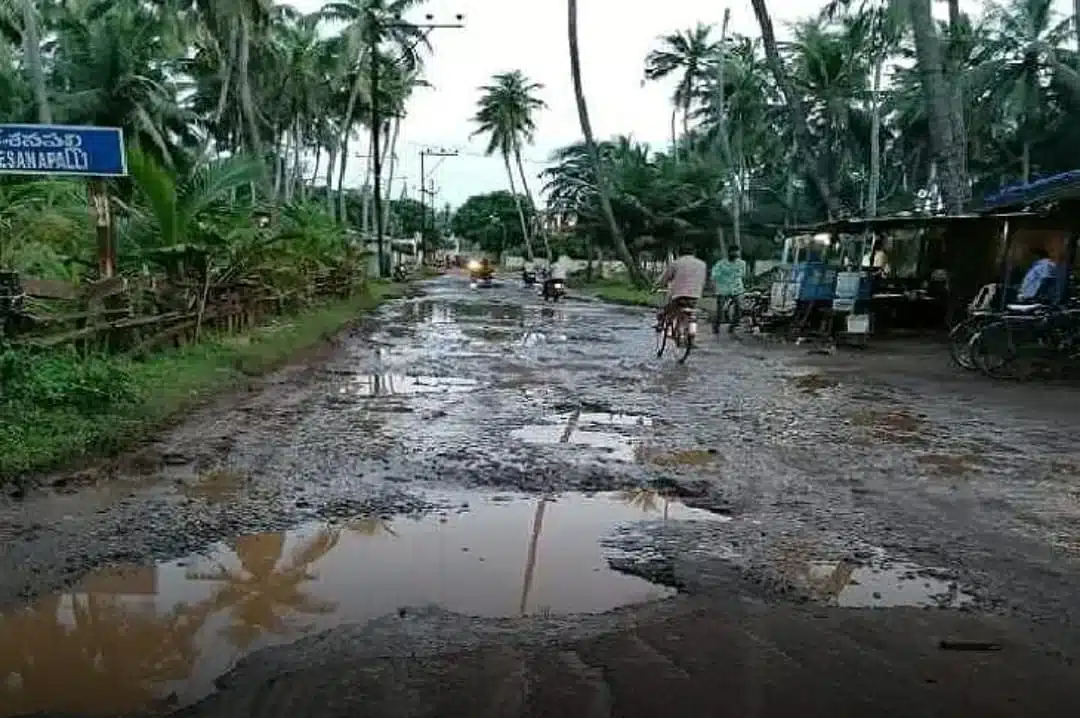 East godavari.. గుంతల మయంగా కేశనపల్లి రహదారి