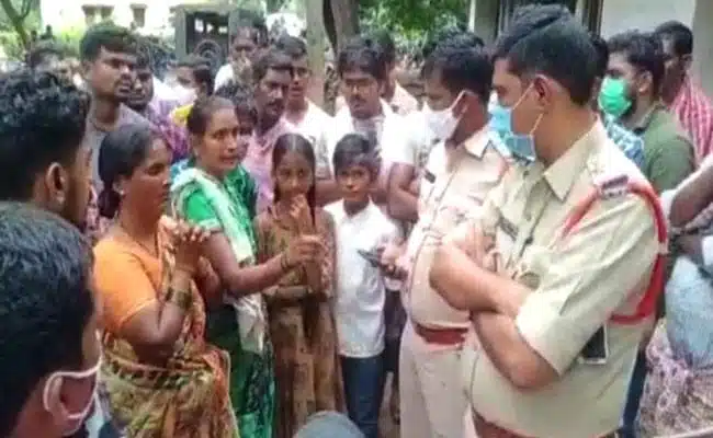 అత్యంత కిరాతకం.. సొంత పెద్దనాన్న పెద్దమ్మను హత్య చేసిన యువకుడు