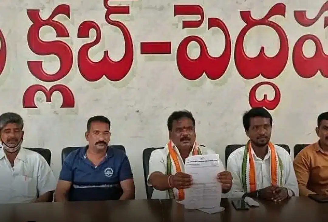 Karimnagar.. మున్సిపల్ చట్టాన్ని తుంగలో తొక్కుతున్న రియల్టర్లు : కాంగ్రెస్ నేత రమేశ్ విమర్శ