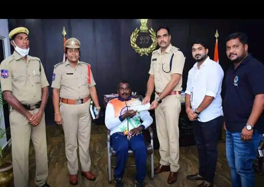 Karimnagar.. ఎస్పీ పెద్ద మనసు.. దివ్యాంగ క్రీడాకారుడికి సాయం