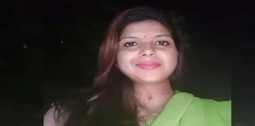 Lady conistable selling flowers: ప్ర‌భుత్వ ఉద్యోగం వ‌దిలేసి, గుడిముందు పూలు అమ్ముతూ.. ఇంత‌కూ ఆ మ‌హిళ‌కు ఏమైంది..?