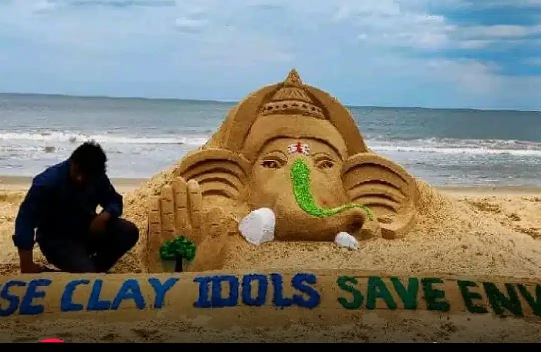 Nellore.. మట్టి గణపతులనే ప్రతిష్టించాలని సైకత శిల్పి పిలుపు