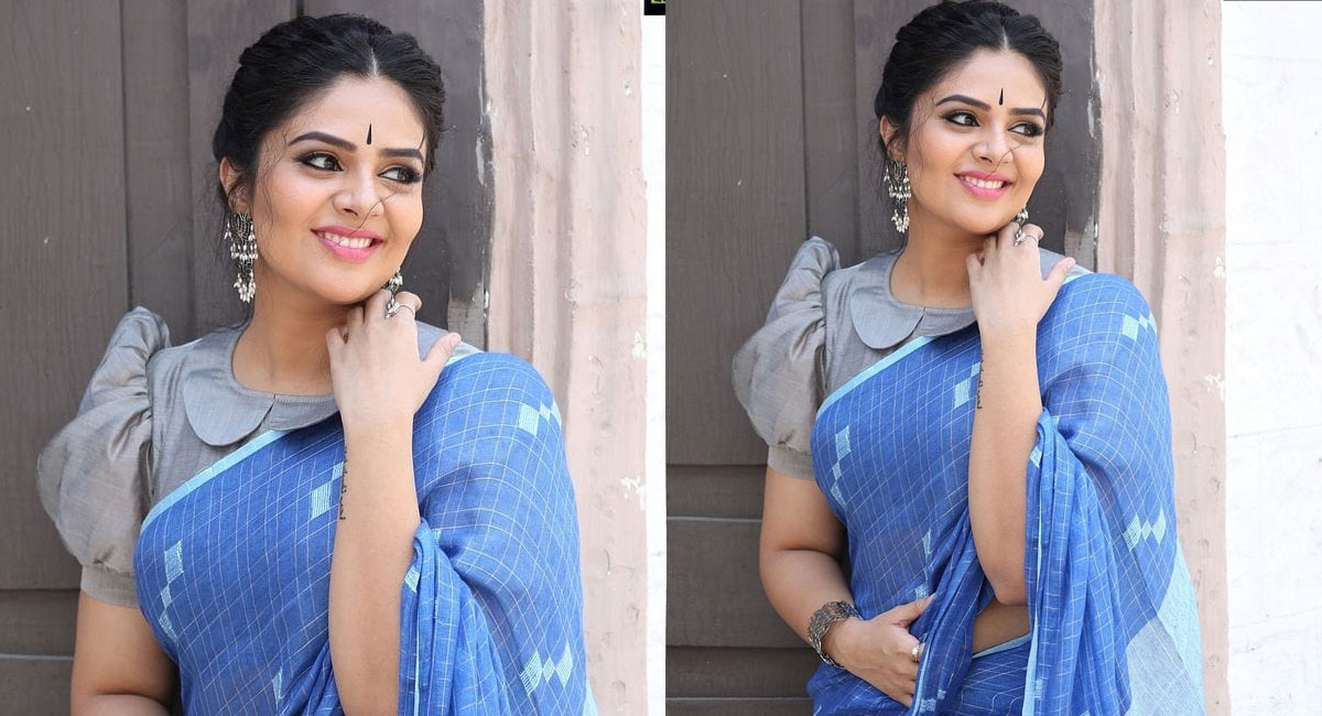 Anchor SreeMukhi  : ఆహా శ్రీముఖి..కట్టు, బొట్టు మోడ్రన్ సావిత్రిలా వెలిగిపోతున్నావు..చూడటానికి రెండు కళ్ళు చాలటం లేదంటున్న ఫ్యాన్స్