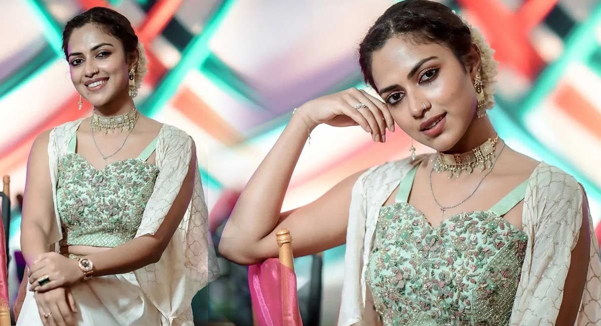 Amala Paul : తెల్లటి వస్త్రాల్లో మత్తెక్కించే చూపులతో.. ధగ ధగ మెరిసిపోతున్న అమలా పాల్..