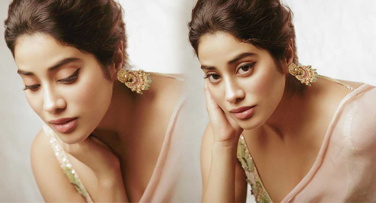 Janhvi Kapoor : అదరాలు చూపుతూ.. ప్రేమలో పడేస్తున్న జాన్వికపూర్..!