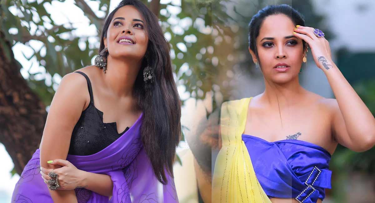 Anasuya Bharadwaj : కారులోంచే ముద్దుల వర్షం.. యాంకర్ అనసూయ మామూల్ది కాదు