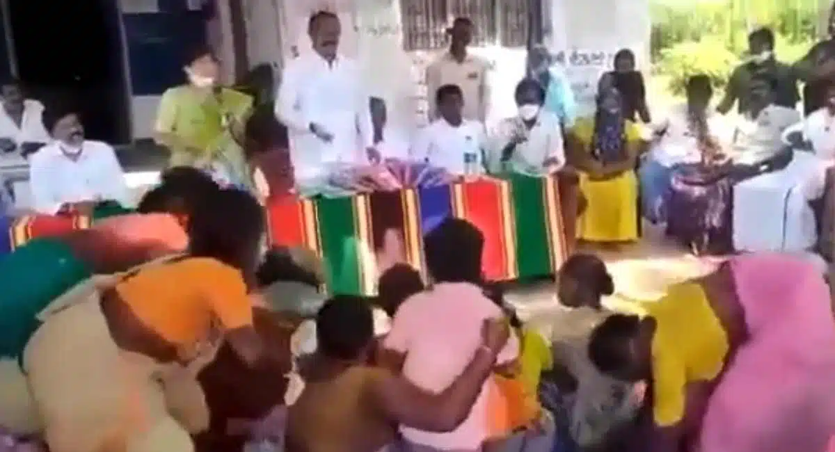 women refused batukamma sareees in wanaparthy