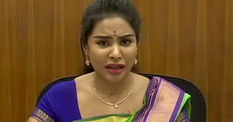 Sri reddy comments on pawan kalyan poonam kaur