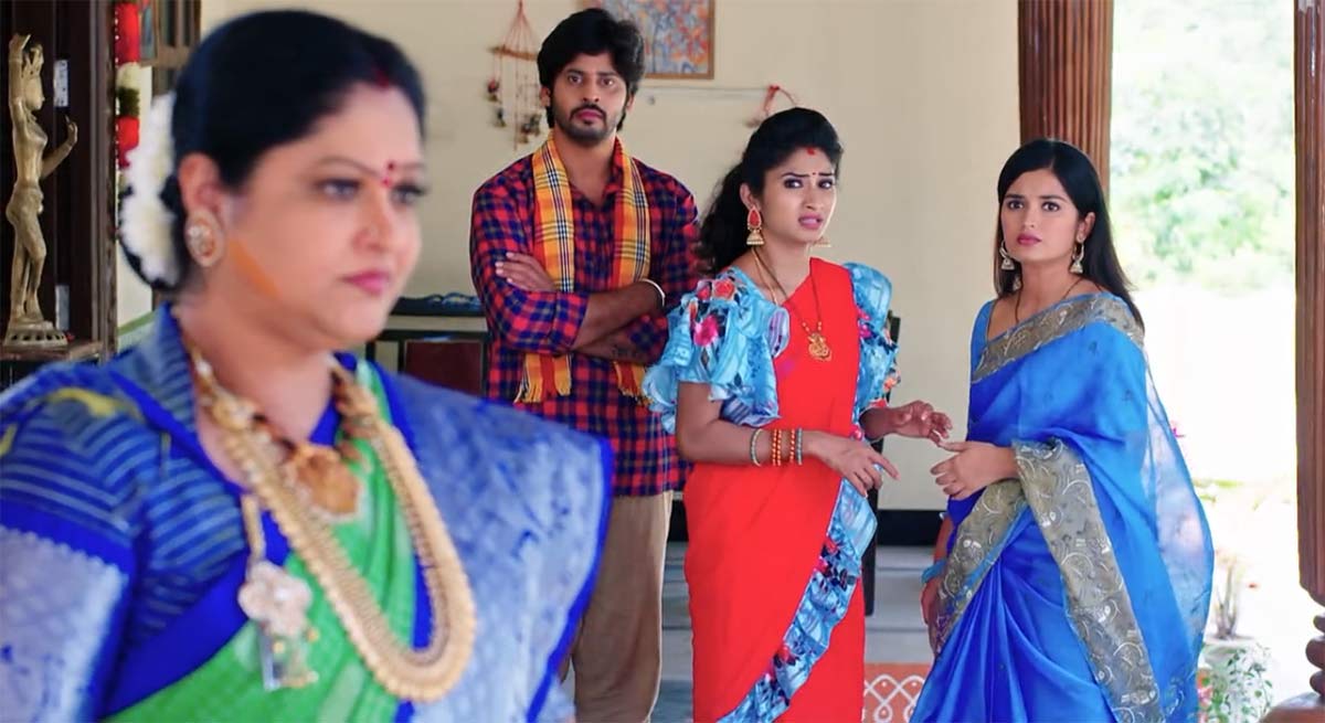 Janaki Kalaganaledu 1 Oct Today Episode : మల్లికను వేరే కాపురం పెట్టాలని.. ఇంట్లోంచి వెళ్లిపోవాలని చెప్పిన జ్ఞానాంబ.. తన ఐఏఎస్ కలను జ్ఞానాంబ కోసం చంపేసుకున్న జానకి.. ఐఏఎస్ పుస్తకాలను తగులబెట్టేసిన జానకి?