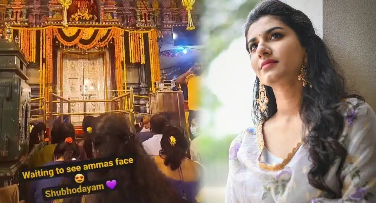 Anchor Vishnupriya In Temple At Early Morning